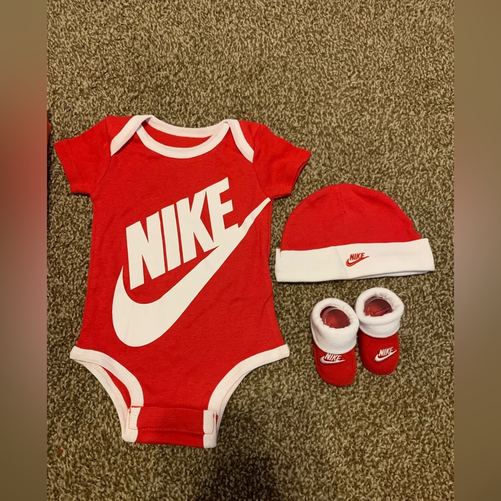 Nike three piece set size 0-6 months